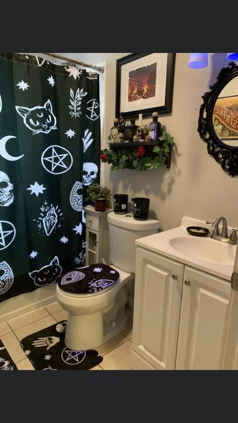 Spooky Bathroom Decor, Spooky Bathroom, Gothic Bathroom Decor, Gothic Bathroom, Bathroom Decor Themes, Creepy Decor, First Apartment Decorating, Dark Home Decor, Restroom Decor