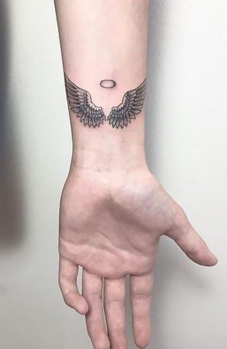 30 Simple Tattoos Ideas for Men - The Trend Spotter Hand Wrist Tattoo, Simple Tattoos Ideas, Tattoo Pulso, Tato Maori, Zodiak Leo, Tattoo Boy, Herren Hand Tattoos, Simple Wrist Tattoos, Simple Tattoos For Guys