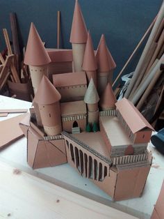 Cardboard Hogwarts Castle by Marta Boza Harry Potter Fanları, Diy Harry Potter Crafts, Harry Potter Castle, Imprimibles Harry Potter, Cumpleaños Harry Potter, Cardboard Castle, Harry Potter Room Decor, Festa Harry Potter, Anniversaire Harry Potter