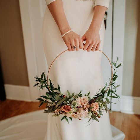 Bouquet Hoop Bridesmaid, Wedding Bouquet Wreath, Floral Hoop Wedding Cake, Circle Wedding Bouquet, Flower Hoops Wedding, Floral Hoop Bouquet, Bridesmaid Bouquet Ring, Bouquet Ring Bridesmaid, Flower Hoops Bridesmaids