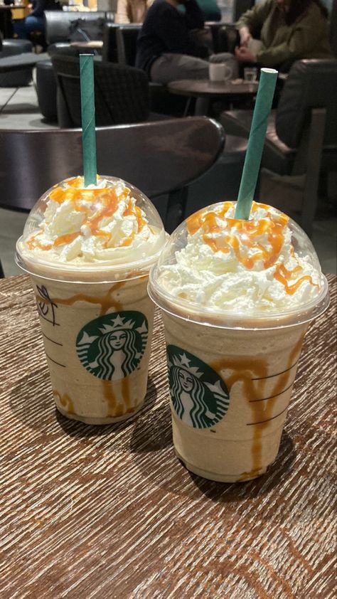 Minuman Starbucks, Caramel Drinks, Frappuccino Starbucks, Greek Recipe, Frappuccino Inspired Recipes, Caramel Frappuccino, Starbucks Caramel, Starbucks Drink, Starbucks Frappuccino