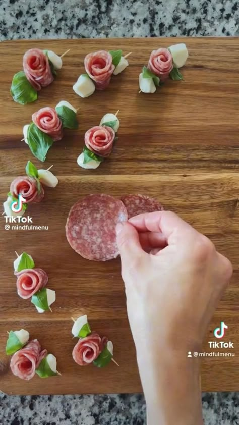 Salami, white cheese and basil Valentines Party Food, Charcuterie Appetizers, Charcuterie Ideas, Decorações Com Comidas, Amazing Food Decoration, Party Food Buffet, Food Buffet, Catering Ideas Food, Charcuterie Inspiration