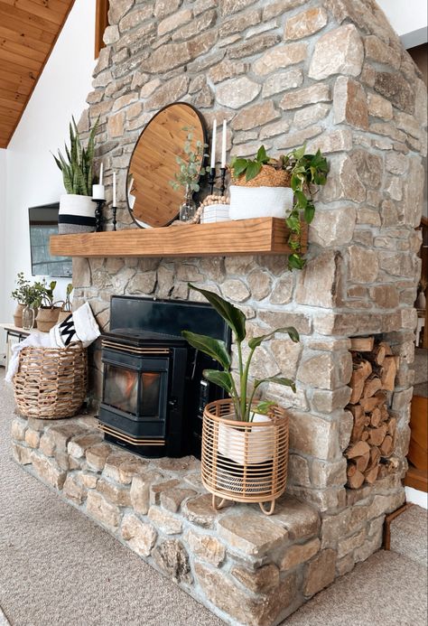 Stone Fireplace Decor, Rock Fireplace, Fireplace Mantle Decor, Rock Fireplaces, Fireplace Mantel Decor, Farmhouse Fireplace, Fireplace Hearth, Fireplace Remodel, Home Fireplace