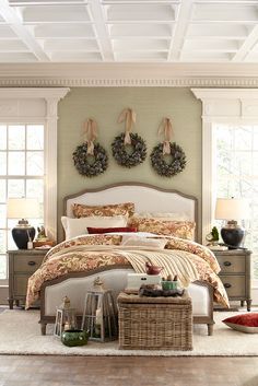 Hang three wreaths in a row over your bed or in your living room for a Farmhouse Christmas Bedroom, Decor Over Bed, Wall Decor Above Bed, Decor Above Bed, Christmas Decorations Bedroom, Simple Room, Nighty Night, Master Bed, Christmas Bedroom