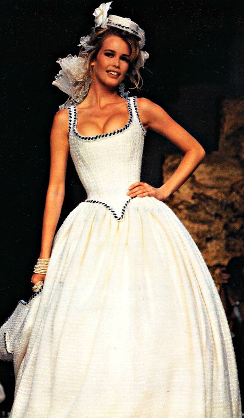 Claudia Schiffer Chanel Wedding Dress, 2000s Fashion Icons, Runway Fashion Couture, Vintage Runway, Catwalk Fashion, Model Inspo, Claudia Schiffer, Runway Dresses, Old Hollywood Glamour