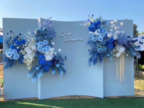 Engagement Blue Decorations, Blue Wedding Photobooth, Blue And White Backdrop, Blue Ombre Wedding, Decor Photobooth, Blue Flower Wall, Blue Decorations, Blue Wedding Decorations, Different Shades Of Blue