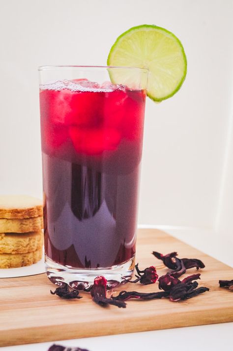 Zobo Drink (healthy hibiscus drink) - #summerdrink #drink My Active Kitchen Zobo Drink, Hibiscus Drink, Spiced Drinks, Nigerian Recipes, Recipes With Few Ingredients, Popular Drinks, Nigerian Food, Hibiscus Tea, Tea Recipe