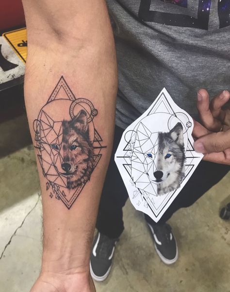 I like the idea centering an animal in the middle of my arm like this then wrapping the band around the center Tattoo Placement Men, Minimalist Rose Tattoo, Wolf Face Tattoo, Geometric Wolf Tattoo, Tattoo Band, Geometric Wolf, Tattoo Trend, Geometric Tattoo Design, Wolf Tattoo Design