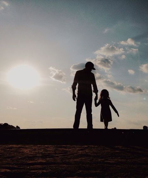 Father Daughter Photos, Dad Aesthetic, Father And Girl, Father Daughter Photography, Father And Daughter Love, Father Art, Father And Daughter, Birthday Message, Single Dads