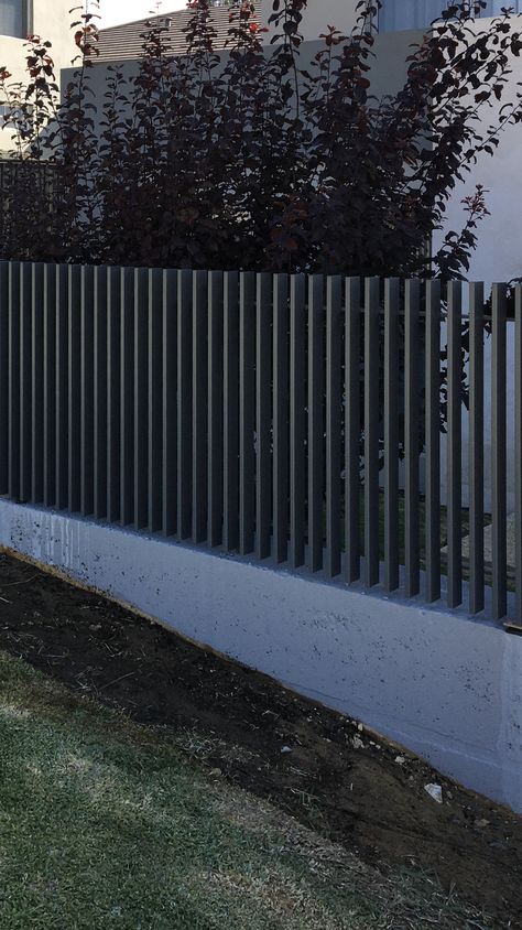 Perimeter Fence Design Modern, Fence Designs Modern, Low Front Fence Ideas, Low Fence Design, Front Fences And Gates, Yard Wall Design, Back Yard Fence Ideas, Front Fence And Gate, Front Gate Design Front Gate Design Modern