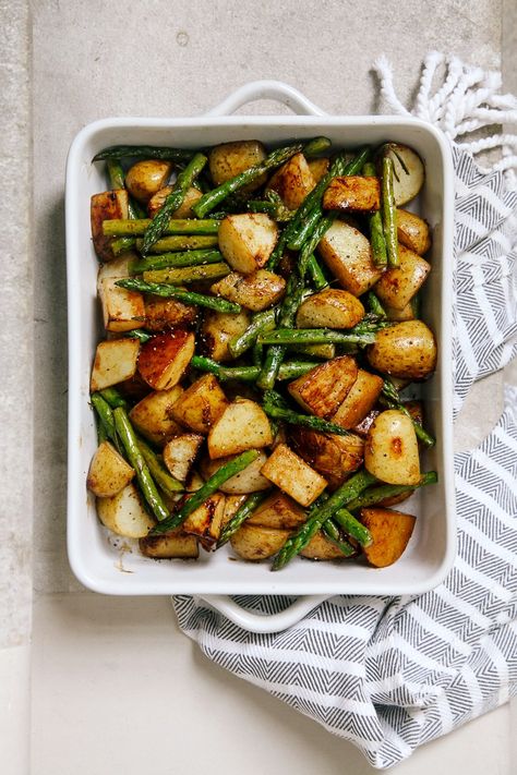 This time of year can make healthy eating challenging.Cold nights make me want to turn on the oven and bake something easy like ROASTED VEGETABLE RECIPES! Roasted New Potatoes, Sommer Mad, New Potatoes, Cheap Healthy, Cheap Dinner Recipes, Makanan Diet, Vegan Meal Prep, Asparagus Recipe, Healthy Meal Prep