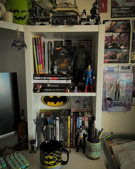 Comic Book Bedroom Ideas, Wizard Core Bedroom, Dc Room Decor, Nerdy Room Aesthetic, Cool Desk Ideas, Comic Room Ideas, Nerd Bedroom Aesthetic, 2000s Older Brother Core Room, Nerd Apartment