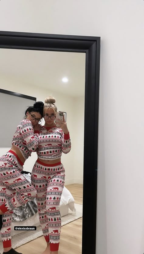 Christmas Matching Pajamas Friends, Matching Pajamas Friends, Christmas Couple Pictures, Bff Matching Outfits, Pajamas Aesthetic, Best Friend Outfits, Matching Christmas Pajamas, Best Friend Photos, Cute Friend Photos