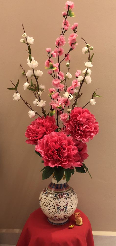 Chinese Lanterns Flowers, Chinese New Year Flower Decoration, Chinese Flower Arrangement, New Year Flower Decoration, Cny Flower Arrangement, Cny Decoration Ideas, Cny Lantern, Cny Decoration, Chinese New Year Flower