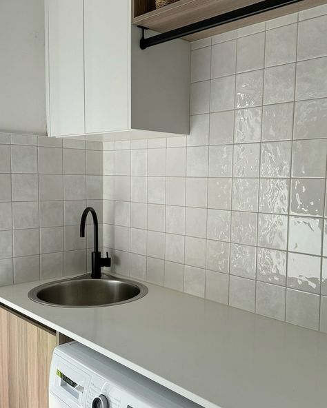 @ivestiling chose our Atmosphere White Gloss Structured tile for this gorgeous laundry splashback, and it works beautifully in this space with the timber accents and black hardware ❤️ White Tile Splashback, Laundry Splashback, Laundry Designs, White Square Tiles, Tile Splashback, Beaumont Tiles, Laundry Design, Perfect Squares, Square Tile