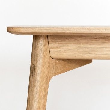 wood detail joint Modern Table Setting, Wood Joints, Woodworking Inspiration, Extending Table, Contemporary Modern Furniture, Wood Joinery, Wood Detail, Wooden Dining Tables, Furniture Details