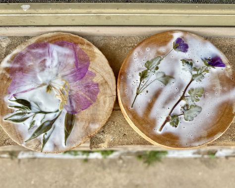 Press Flowers, Flower Coasters, Diy Dresser Makeover, Clothes Pin Wreath, Wooden Shades, Flower Tile, Diy Coasters, Flower Ornaments, Tile Coasters