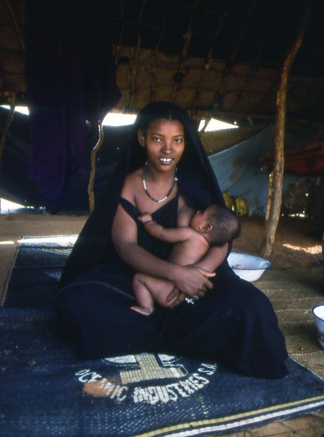 African Sahara, Heart Nursing, Tuareg People, Native Beauty, Feminine Divine, Desert Sahara, Mama Llama, Desert Living, The Sahara Desert