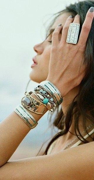 bohemian jewelry beach style Stile Hippie Chic, Wearing Bracelets, Trendy Jewerly, Jewelry Photoshoot, Jewelry Model, Photoshoot Photography, Jewelry Photography, Cute Bracelets, Bracelet Argent