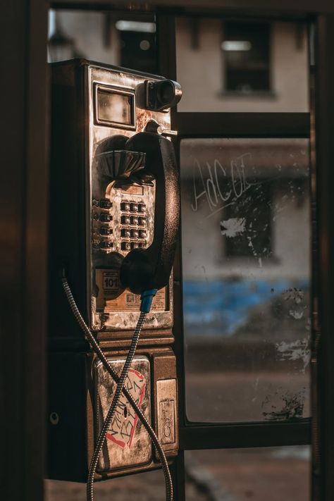 Record Players, Bestie Aesthetics, Whats Wallpaper, Wow Photo, Telephone Booth, Fotografi Vintage, Retro Photography, Phone Booth, Cinematic Photography