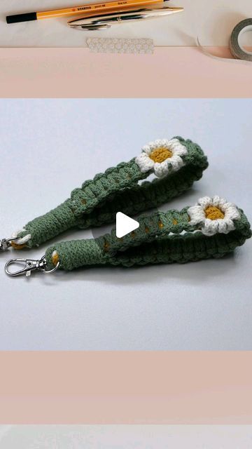 Macrame School on Instagram: "DIY Daisy Keychain EASY / Detailed Tutorial can be found on my YouTube channel.. just find @macrameschool / Link in Bio. . . . #macrameflower #keychain #keychaincustom #keychainsofinstagram #keychainhandmade #macramejewelry #macrameschool #fiberart #macrameaccessories #ropeart #paracordkeychain #tutorial #videotutorial #easycrafts #diymacrame #diyproject #howtovideo #howtomake #macrame #makramme #makrama #craftsman #craftideas #diycrafts #crafts #macrameknots" Macrame Daisy, Daisy Tutorial, Diy Daisy, Macrame School, Daisy Keychain, Paracord Keychain, Instagram Diy, Macrame Knots, Macrame Projects