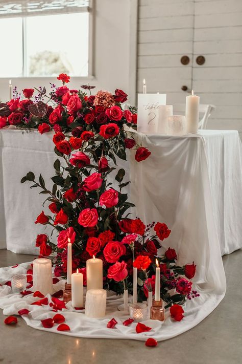 Wedding Goals Dreams, Red And Pink Wedding, Rose Wedding Theme, Blush Wedding Colors, Event Studio, Red And White Weddings, Red Wedding Theme, Flowers Candles, Cascading Flowers