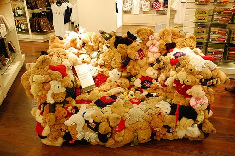 Harrod's Stuffed Animal Couch | Flickr - Photo Sharing! Who wouldn't want to have this sofa in their shop? Weird Furniture, Popular Kids Toys, Cool Couches, Pet Couches, Couch Design, Old Sofa, Old Chair, Best Sofa, Toy Craft