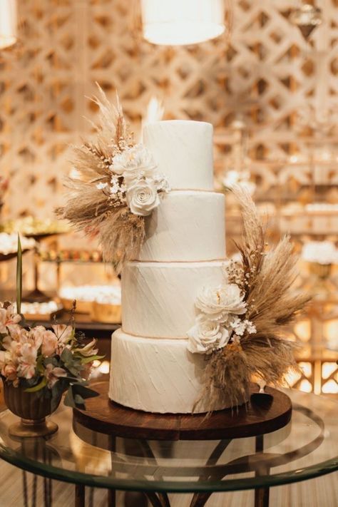 Wedding Cake Boheme, Wedding Cake Neutral, Wedding Cake Display Table, Brown Wedding Themes, Western Wedding Cakes, Fake Wedding Cakes, Bohemian Wedding Cake, Wedding Cake Display, Hacienda Wedding