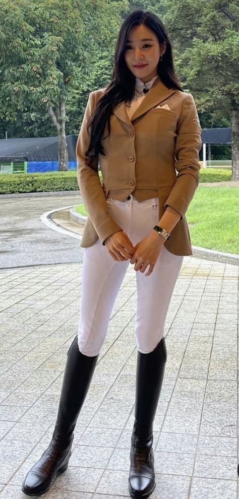 Horse Riding Outfit Women, Horse Riding Attire, Equestrian Style Outfit, Riding Boot Outfits, Horse Riding Boots, Cute Cowgirl Outfits, Horse Riding Outfit, Outfit Korean Style, Equestrian Chic