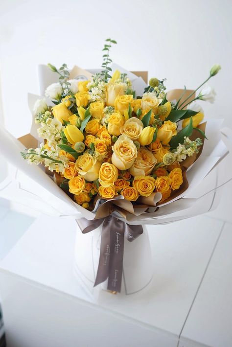 Florist Reference, Yellow Flowers Bouquet, Gold Bouquet, Best Roses, Luxury Flower Bouquets, Diy Bouquets, Flower Bouquet Diy, Flowers Bouquet Gift, Bouquet Arrangements