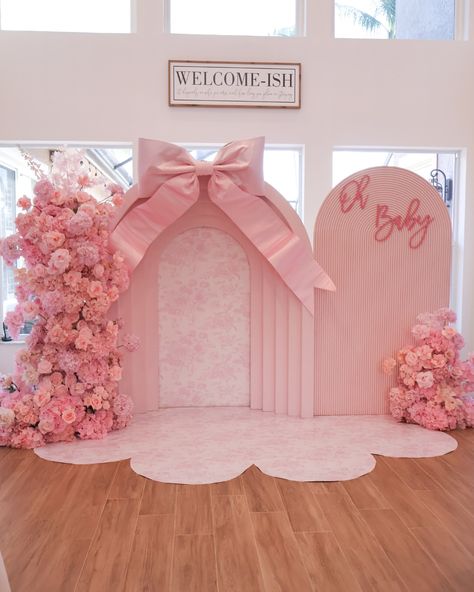 Bow Theme Baby Shower 🎀🌸 #bow #bowtheme #bowthemebabyshower #bowthemedparty #bowbackdrop #pinkbow #pinkbows🎀 #pinkbowtheme #pinkbowtheme🎀 #babyshower #babyshowerideas #babyshowerbackdrop #babyshowerflowers #fauxflowers Baby Shower Ideas Girl Decorations, Rose Theme Baby Shower Ideas, Love Shack Fancy Baby Shower Theme, Baby Shower Bow Theme, Bow Baby Shower Theme, Baby Shower Flower Theme, Bunny Themed Baby Shower Ideas, Bow Baby Shower Theme Girl, Pink Bow Birthday Party