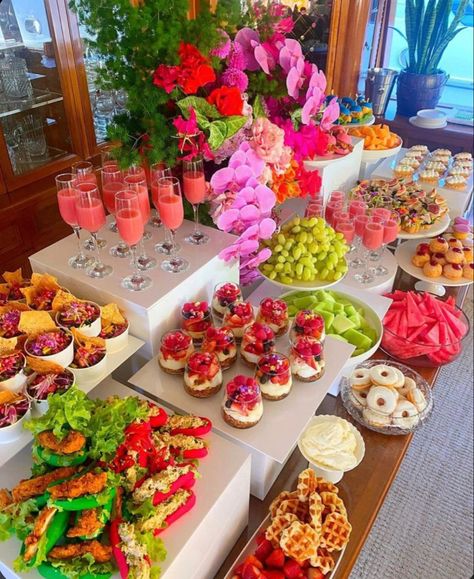 Tropisk Fest, Wizard Of Oz Theme, Catering Food Displays, Decorações Com Comidas, Brunch Spread, Party Food Buffet, Catering Ideas Food, Brunch Table, Party Food Platters