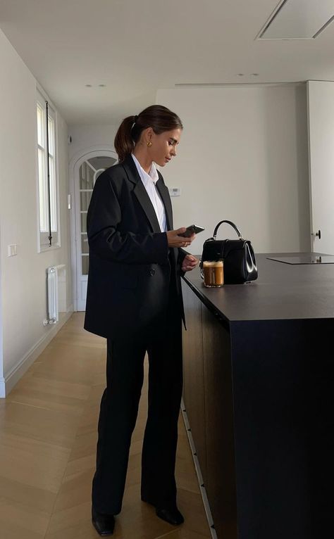 @emitaz Black Work Outfit, Emelie Lindmark, Minimal Lifestyle, Classy Office, Looks Chic, Professional Outfits, Business Outfits, Office Fashion, Office Outfits