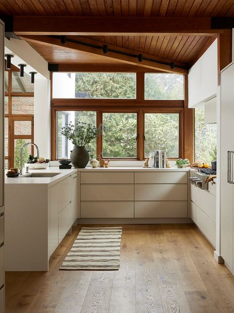 Best Kitchen Interior Design, Mcm Inspired Kitchen, Wooden Floor Kitchen, Mcm Interior Design, Kitchen With A View, Midcentury Kitchen, Wooden Ceiling, Interior Work, Kitchen Views