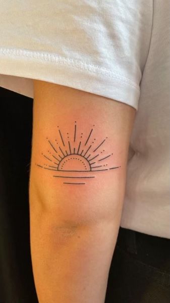 Lesbian Tattoo Ideas Design, Simple Sun Tattoo, Lesbian Tattoo, Rising Sun Tattoos, Tattoo Sonne, Sunshine Tattoo, Sun Tattoo Designs, Sunset Tattoos, Sun Tattoos