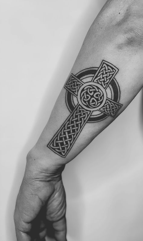 Cruz Celta Celtic Cross Tattoo For Men, Celtic Cross Tattoo, Chinese Symbol Tattoos, Shamrock Tattoos, Celtic Cross Tattoos, Peacock Tattoo, Cross Tattoo For Men, Cross Tattoos, Symbol Tattoos