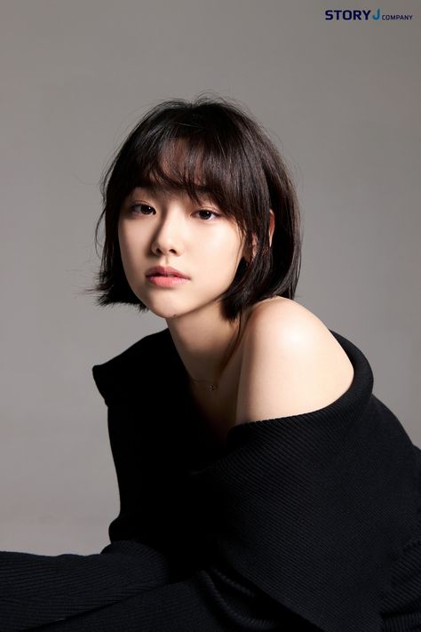 Short Hair Styles Korea, Jellyfish Haircut, Bob Pendek, Kang Mina, Hair Style Korea, Haircut Inspiration, Edgy Hair, Trendy Haircuts, Heart Face Shape