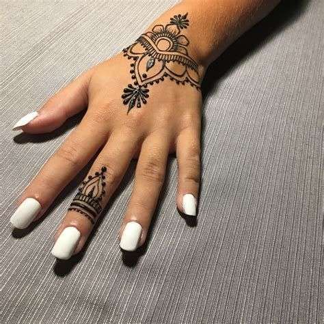 Small Henna Tattoos, Small Henna Designs, Tattoo Design For Hand, Small Henna, Henna Inspired Tattoos, Henna Nails, Tato Henna, Henna Tattoo Hand, Henna Tattoo Designs Hand