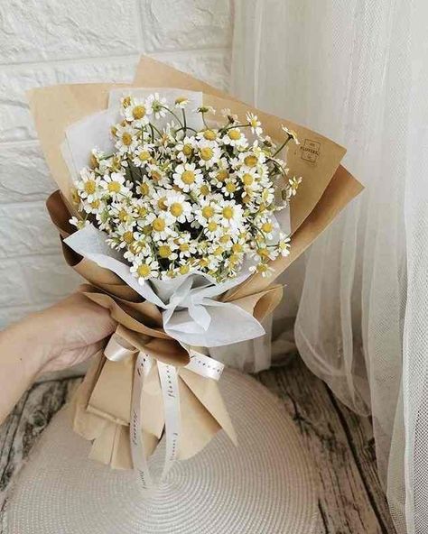 Dasie Flowers Bouquet, Chamomile Daisy Bouquet, Chamomile Bouquet, Bucket Flowers, Bucket Of Flowers, Daisy Bouquets, Daisies Bouquet, Vintage Flower Bouquet, Flowers Bucket