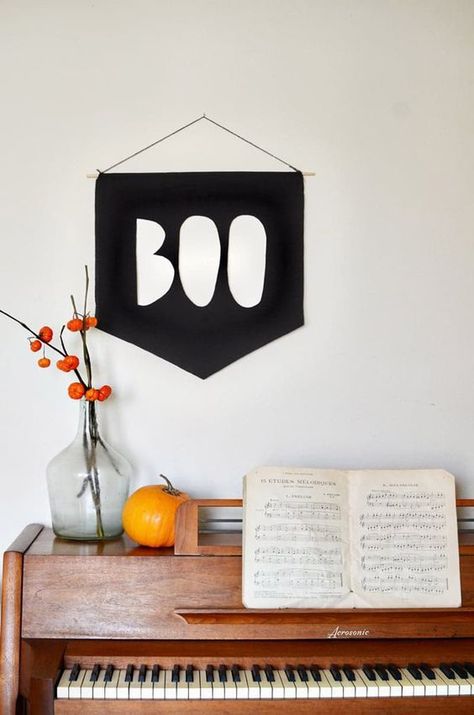 Chic fall home decor DIY BOO banner Origami Halloween, Chic Halloween Decor, Halloween Chic, Halloween Decor Diy, Minimalist Halloween, Easy Diy Halloween Decorations, Casa Halloween, Boo Tiful, Easy Halloween Decorations