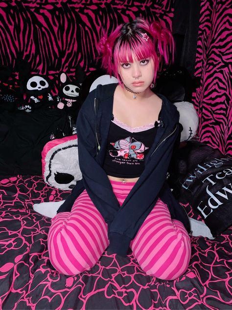 Draculaura Core, Pink Mall Goth, Scene Queen Outfit, Scene Outfits Aesthetic, Scene Kid Aesthetic, Perky Goth, Post Breakup, Pink Emo, Girly Goth