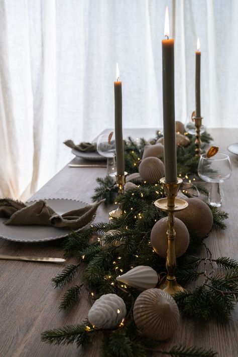 Ideas Decoracion Navidad, Christmas Table Setting, Neutral Christmas Decor, Christmas Table Centerpieces, Christmas Decor Inspiration, Christmas Interiors, Christmas Tree Inspiration, Christmas Inspo, Christmas Table Settings