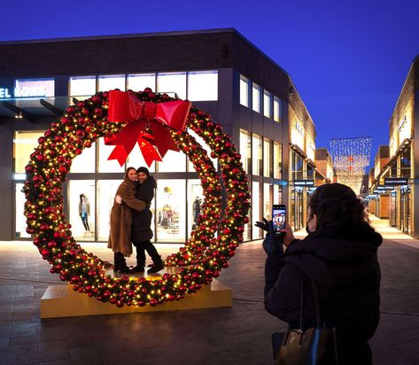 Interactive Christmas Decorations, Giant Mistletoe, Corporate Christmas Decor, Christmas Crib Ideas, Commercial Christmas Decorations, Mall Decor, Christmas Photo Booth, Christmas Props, Christmas Shows