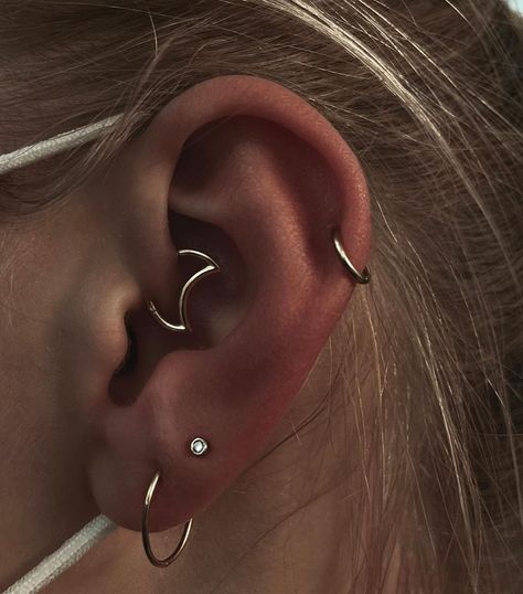 Julia Ward on Instagram: “First week back in the studio -obsessing over this little gold moon fitted today in a 5 week old daith 🌙 #daith #daithpiercing…” Daith Moon Piercing, Moon Daith Piercing, Daith Piercing Jewelry Silver, Silver Piercings, Daith Piercing Jewelry, Face Beat, Industrial Piercing, Piercing Ring, Daith Piercing