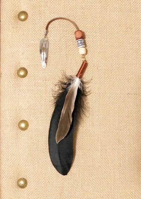 Feather Diy Crafts, Diy Hair Feathers, Feather Hair Pieces, Native American Feathers, Parrot Feather, Bead Hair, Feather Diy, Bead Hair Accessories, Feather Hair Clips