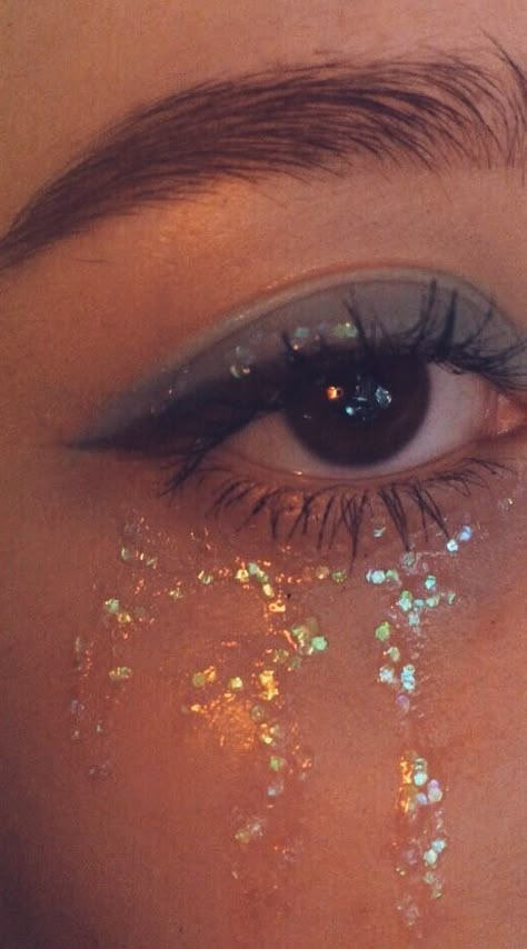 Glitter Makeup Photography, Messy Glitter Makeup Aesthetic, Easy Glitter Makeup Looks, Euphoria Makeup Dark Skin, Sparkle Makeup Aesthetic, Body Glitter Looks, Cool Glitter Makeup, Euphoria Themed Makeup Glitter, Messy Glitter Eye Makeup