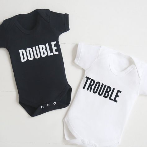 32 Adorable Onesies That Will Make Your Twins Instagram Famous Twin Baby Clothes, Twin Pregnancy Announcement, Twin Onesies, Twin Shirts, Cricut Baby, Expecting Twins, Pregnancy Announcement To Husband, Twin Outfits