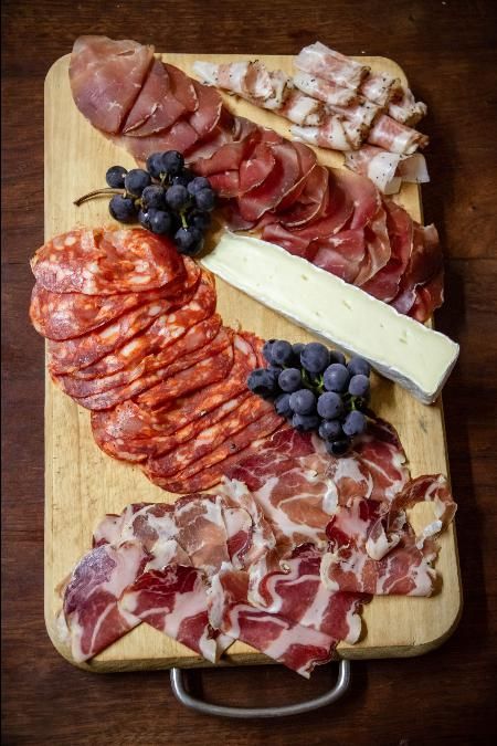 Cured Meat Platter, Curing Meat, Meat Curing, Cured Meat Recipes, Antipasti Platter, Charcuterie Meats, Meat Platter, A Charcuterie Board, Charcuterie Platter