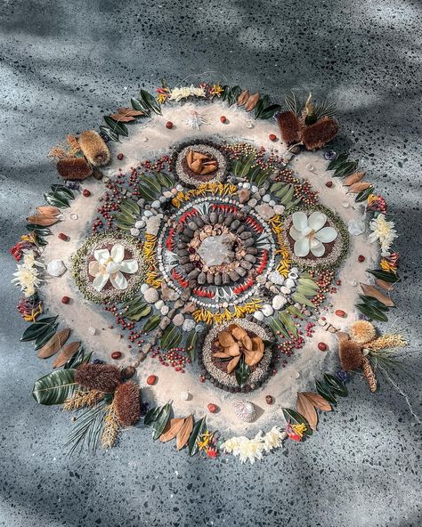 A very special Earth Altar for a retreat with @w.th.n.u at @soma.byron in November last year 🥰 I find myself back on Bunjalung Country for the remainder of the year, if your in the Northern Rivers, NSW and would like to bring some Earth Altar magic to your event or you feel inspired to collaborate with workshops or gatherings, please get in touch. Feels good to be here! ∗ ∗ ∗ ∗ ∗ #earthaltar #mandalamagic #healingthroughnature #connection #naturalmedicine #mindbodyspirit #mindbodyspiritcon... Earth Altar Ideas, Woman’s Circle, Shaman Altar, Earth Altering, Circles In Nature, Nature Altar, Natural Mandala, Earth Altar, Ancestral Altar