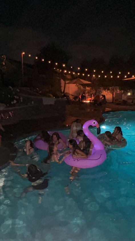 Friend Night Aesthetic, Late Night Pool Party, Late Party Aesthetic, Pool Party Preppy, 18th Pool Party Ideas, Pool Party Bday Ideas, Indoor Swimming Pool Aesthetic, Aesthetic Pool Party Ideas, Night Swim Party